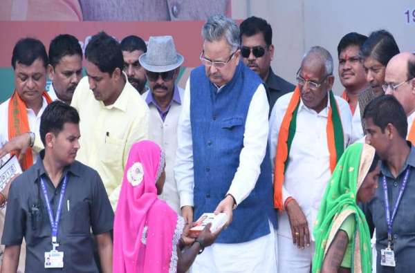  स्काई योजना के तहत महिला का सीएम ने दिया मोबाईल