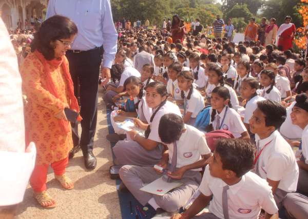 three thousand students make beautiful card for voting awareness