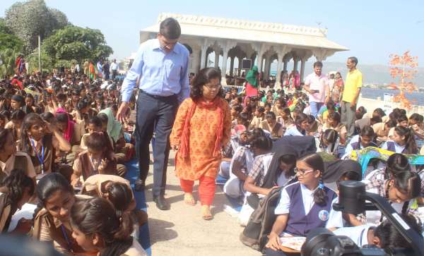 three thousand students make beautiful card for voting awareness