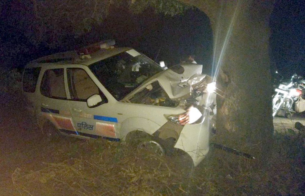 dial 100 collided with tree, a driver and a policeman injured