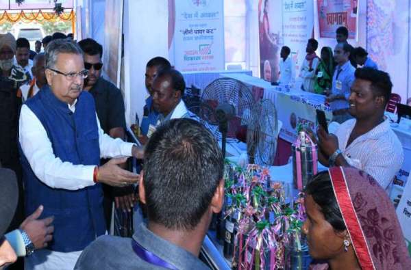 सभा स्थल पर लगे स्टॉल में पहुंचे सीएम
