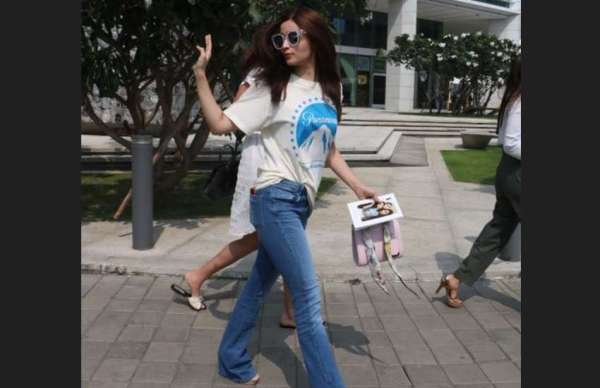 alia bhatt back to mumbai hangout with her girl gang latest photos