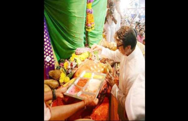 amitabh bachchan prayers at lalbaugcha raja at mumbai