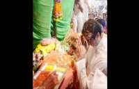 amitabh bachchan prayers at lalbaugcha raja at mumbai