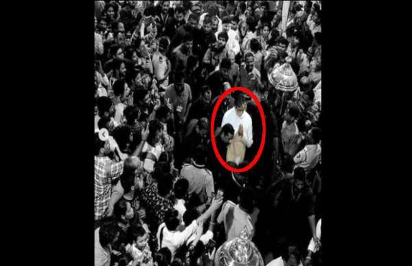 amitabh bachchan prayers at lalbaugcha raja at mumbai