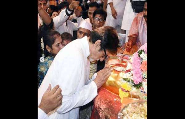 amitabh bachchan prayers at lalbaugcha raja at mumbai