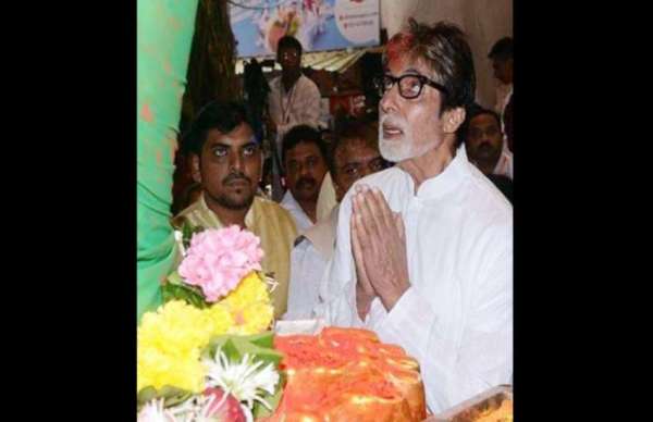 amitabh bachchan prayers at lalbaugcha raja at mumbai