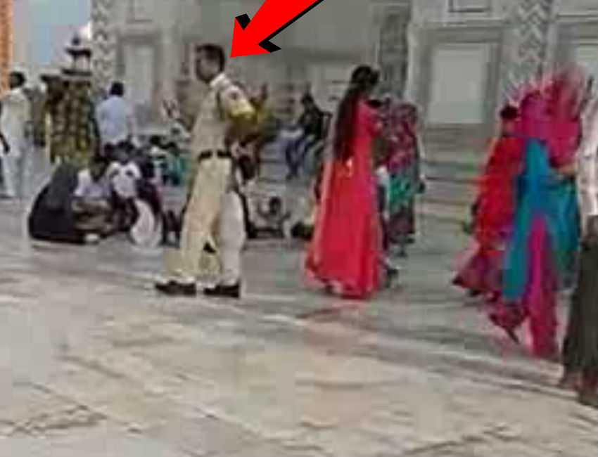 ताजमहल को इस तरह बदरंग कर रहे ये जवान, देखें वीडियो