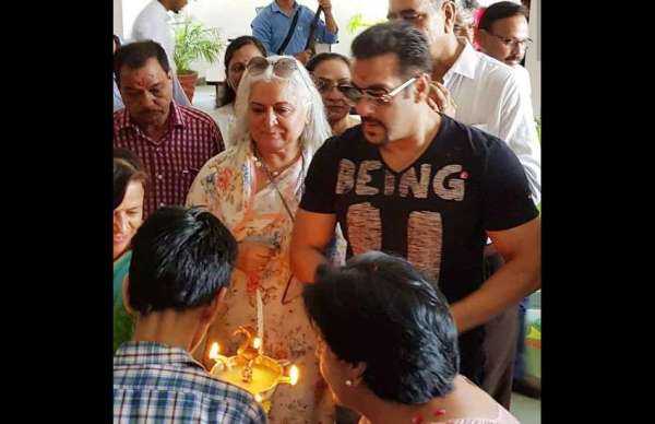 salman khan meet ngo childrem in jaipur