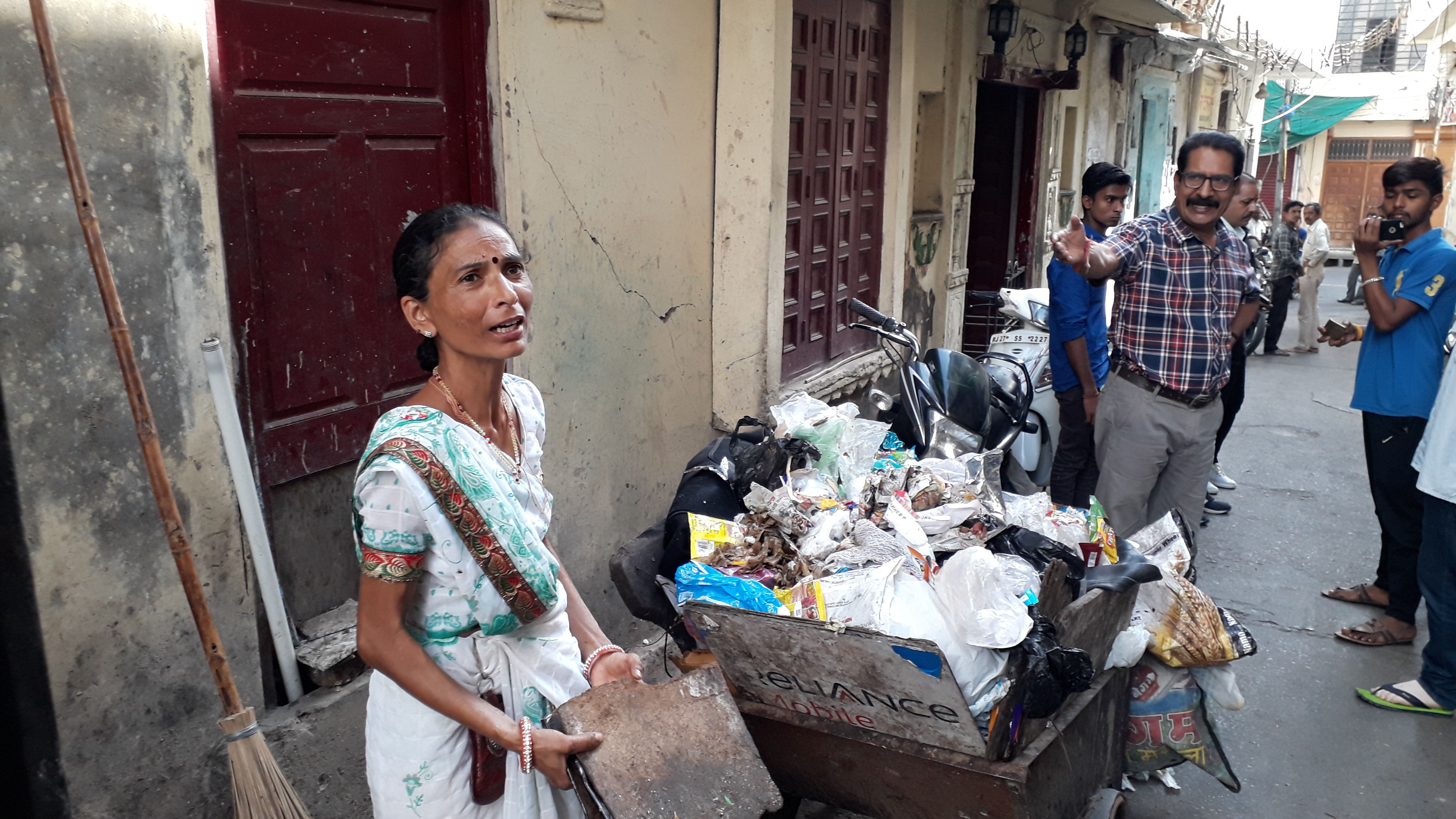 महापौर निकले वार्ड दौरे पर…एवजी महिला सफाईकर्मी मिली काम करते