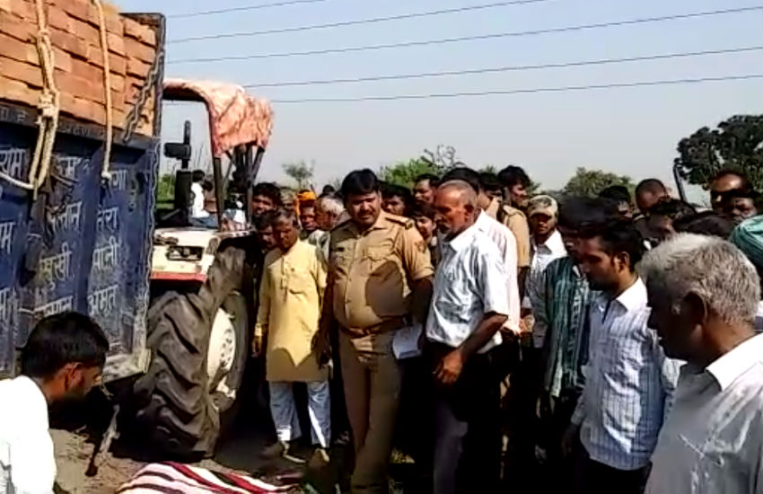 वीडियो: साइकिल सवार जनरेटर मिस्त्री को ईंटों से भरी ट्रैक्टर ट्रॉली ने रौंदा, मौत