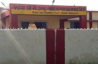 कुछ माह में ही ट्राइबल हॉस्टल हुआ जर्जर, अधिकारी व ठेकेदार की मिलीभगत से हुआ घटिया निर्माण