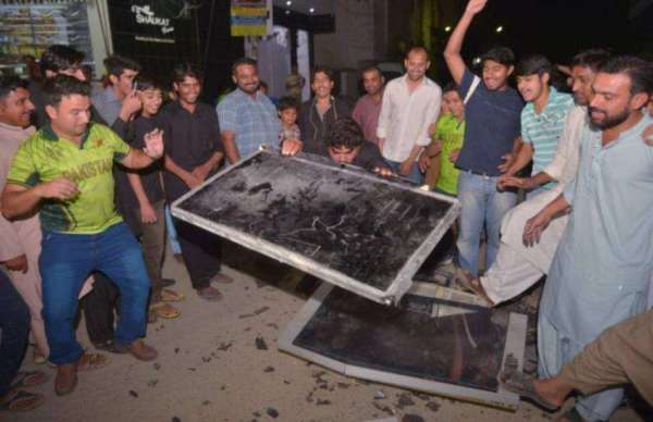 PAKISTAN FANS BREAKING TV SETS AFTER LOSS TO INDIA 