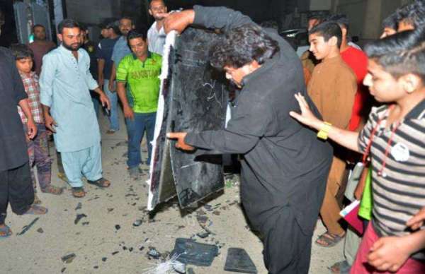 PAKISTAN FANS BREAKING TV SETS AFTER LOSS TO INDIA