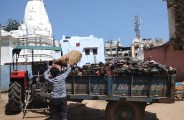 प्रभु श्रीनाथजी के मंदिर के बाहर लग जाता है जूतों का ऐसा ढ़ेर