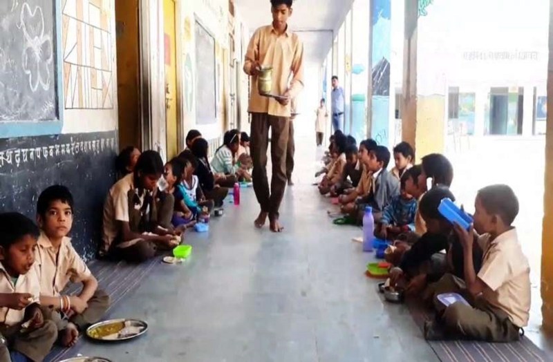 The children of primary schools are being offered only Rs. 4, thirteen rupees, MDM, 32 paisa per day.