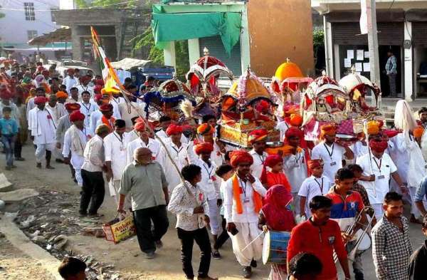 thakurji-s-dola-trips-on-jaluzulani-ekadashi