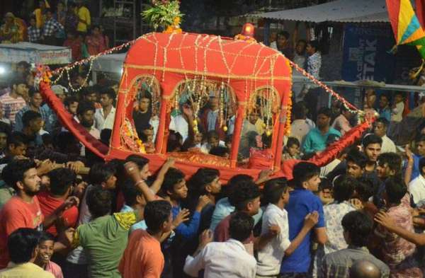 thakurji-s-dola-trips-on-jaluzulani-ekadashi