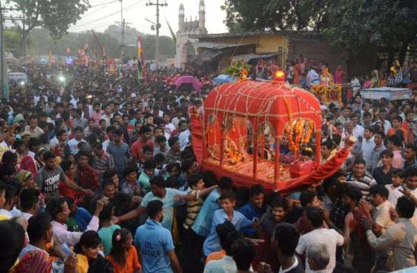 thakurji-s-dola-trips-on-jaluzulani-ekadashi
