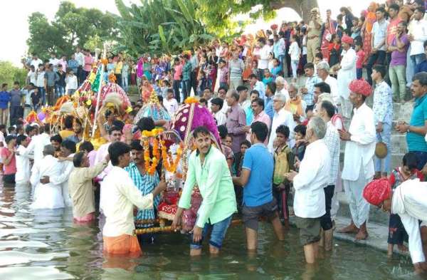 thakurji-s-dola-trips-on-jaluzulani-ekadashi