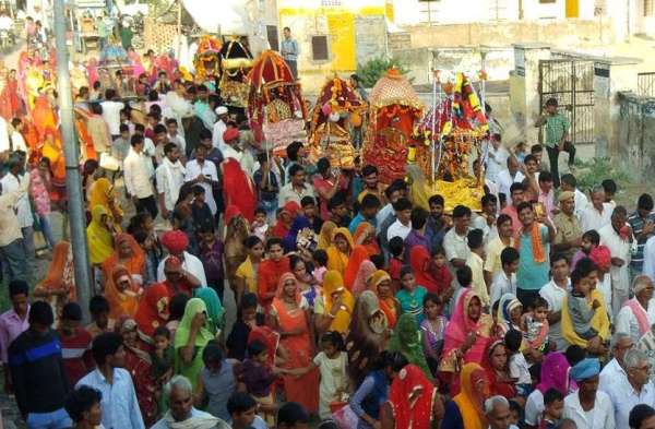 thakurji-s-dola-trips-on-jaluzulani-ekadashi