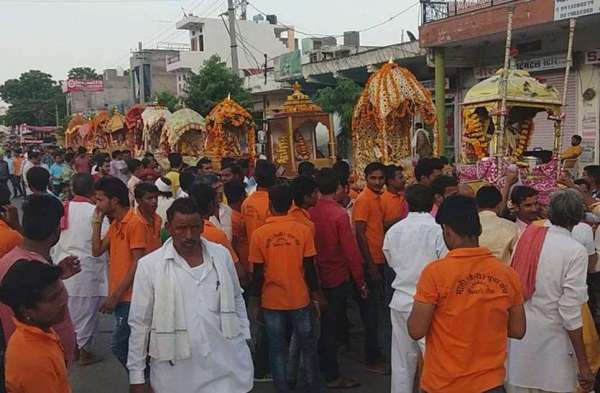 thakurji-s-dola-trips-on-jaluzulani-ekadashi