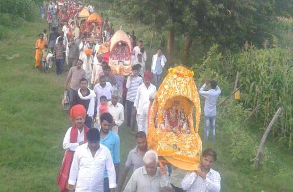 thakurji-s-dola-trips-on-jaluzulani-ekadashi