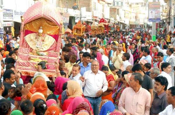 thakurji-s-dola-trips-on-jaluzulani-ekadashi
