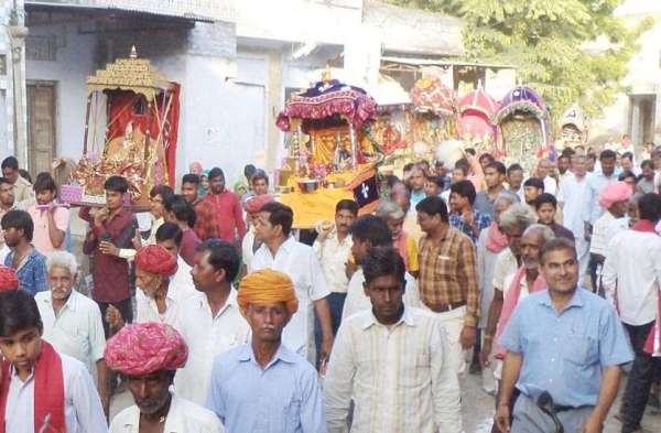 thakurji-s-dola-trips-on-jaluzulani-ekadashi
