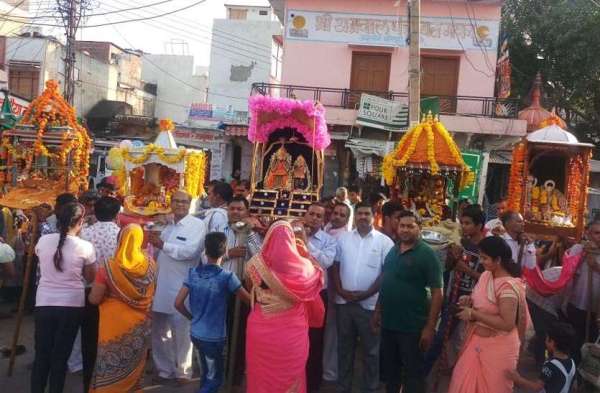 thakurji-s-dola-trips-on-jaluzulani-ekadashi