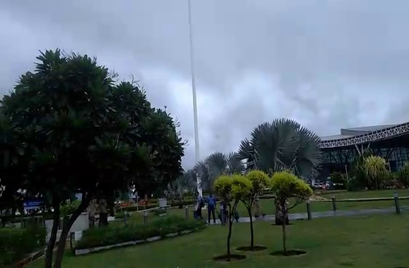 सुबह से हो रही तेज बारिश के बाद रायपुर में छाए काले बादल