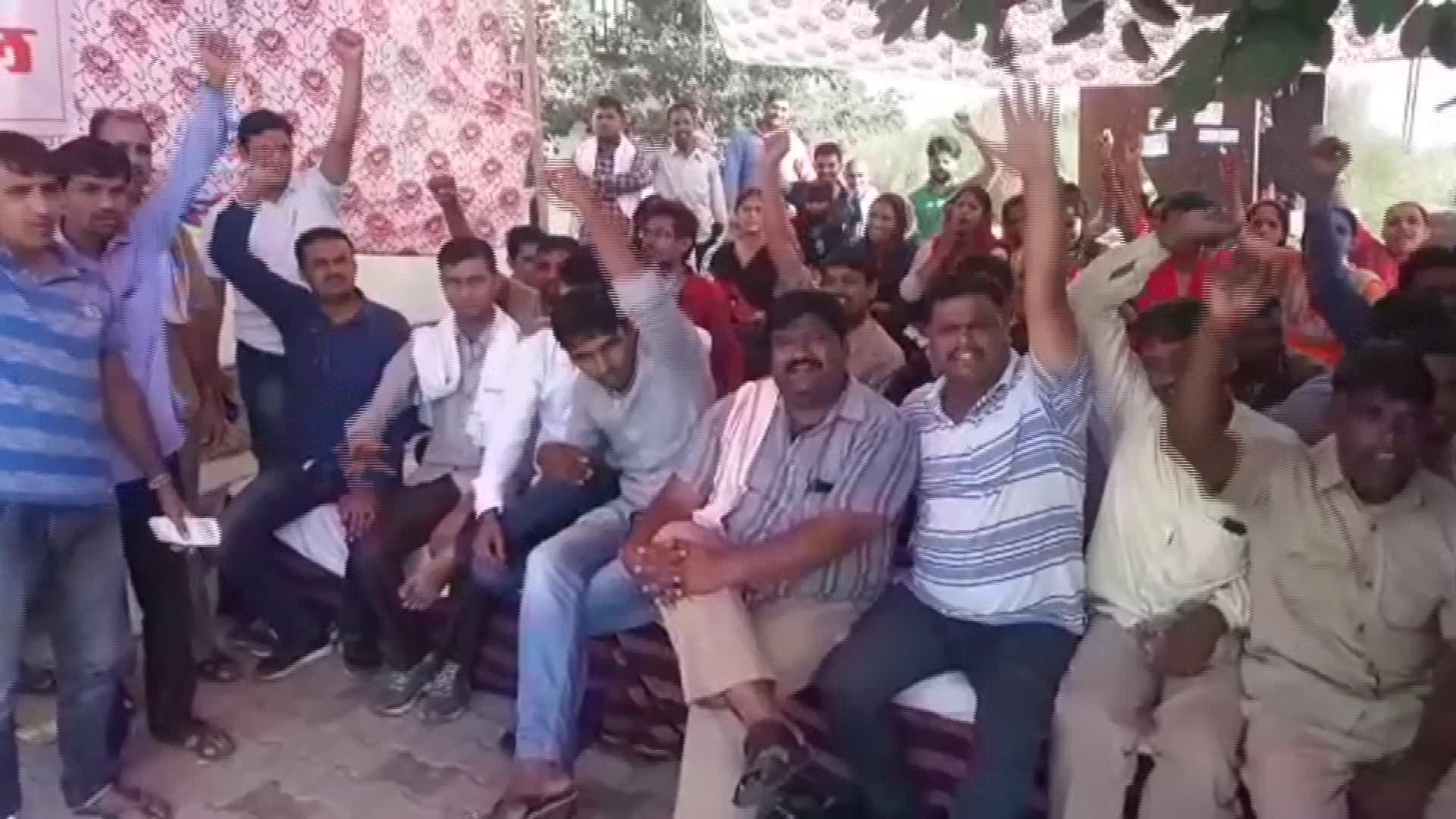 गुलाबीनगर में लो फ्लोर बसों की हड़ताल ने बढ़ाई मुश्किलें — देखें वीडियो