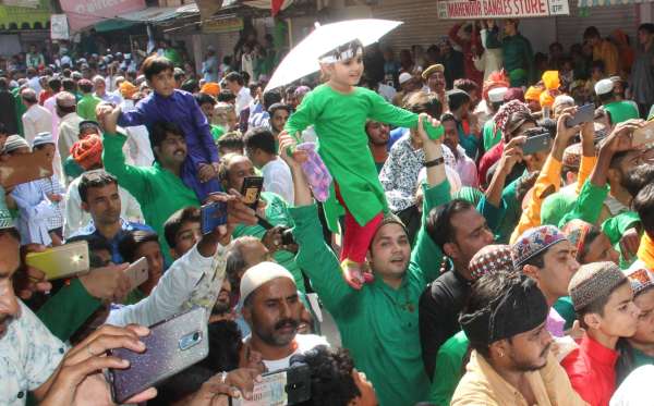 pics of muslim community's mourn on moharam