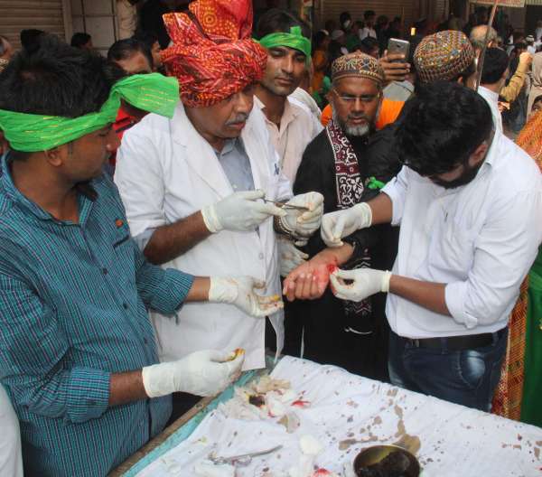 pics of muslim community's mourn on moharam