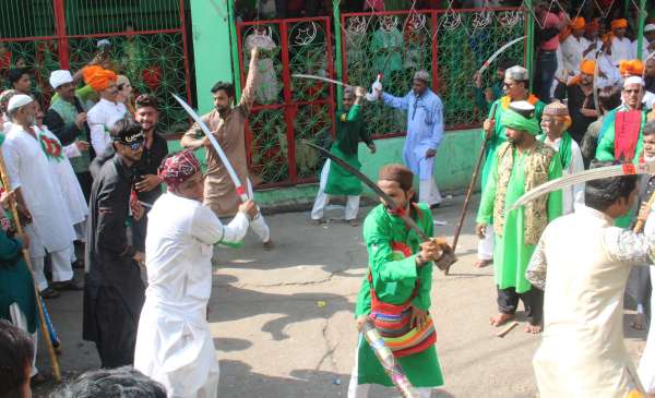 pics of muslim community's mourn on moharam