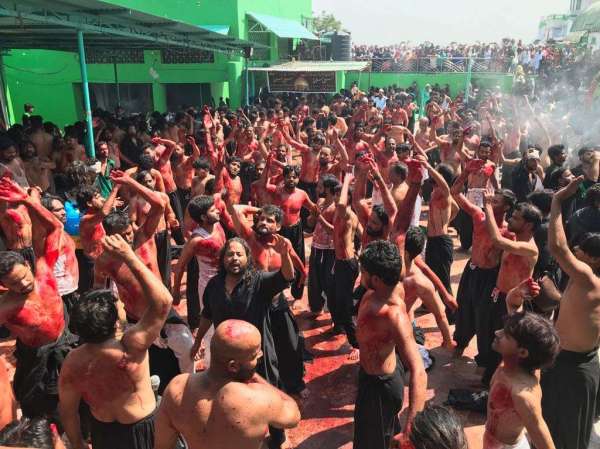 pics of muslim community's mourn on moharam
