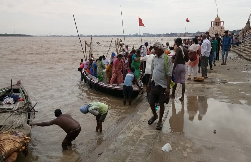 बढ़े हुए जलस्तर में भी हो रही गंगा की सफाई, ऐसे हटायी जा रही गंदगी