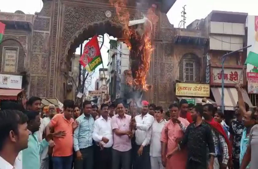 सपा कार्यकर्ताओं ने पाकिस्तान के प्रधानमंत्री का फूंका पुतला, पाकिस्तान मुर्दाबाद के लगे नारे