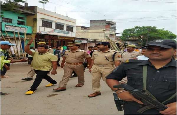 मुहर्रम सकुशल सम्पन्न कराने के लिए डीएम व एसएसपी ने मुस्लिम क्षेत्रों में किया पैदल मार्च