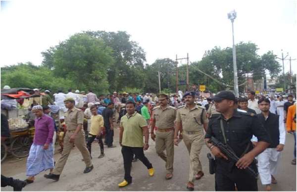 मुहर्रम सकुशल सम्पन्न कराने के लिए डीएम व एसएसपी ने मुस्लिम क्षेत्रों में किया पैदल मार्च