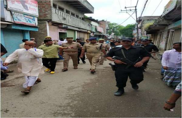 मुहर्रम सकुशल सम्पन्न कराने के लिए डीएम व एसएसपी ने मुस्लिम क्षेत्रों में किया पैदल मार्च