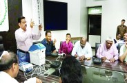 वीवीपैट मशीन की जानकारी देते हुए मतदान के लिए जागरूक किया
