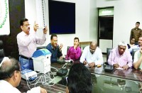 वीवीपैट मशीन की जानकारी देते हुए मतदान के लिए जागरूक किया