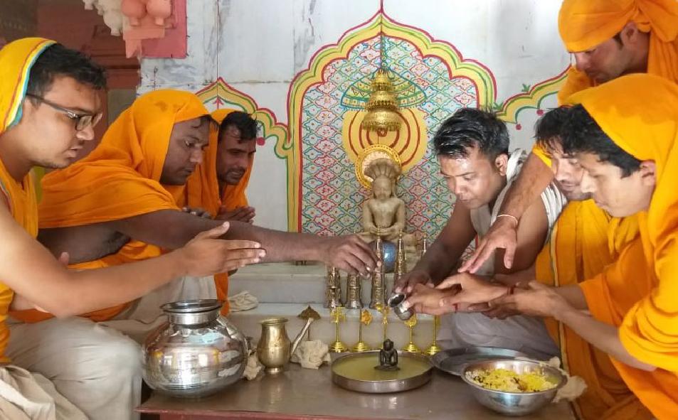 paryooshan parv ke tahat jayakaaron ke beech bhagavaan ka kiya abhishe