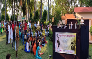 मोहन से महात्मा कठपुतली नाटक देखते लोग