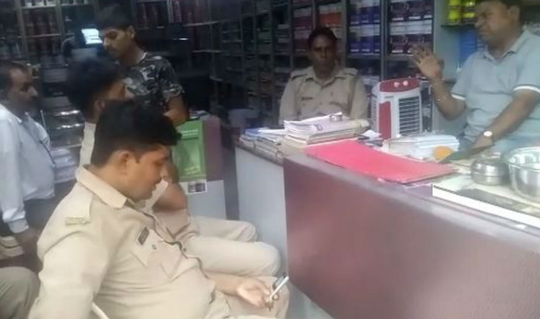 प्रवीण तोगड़िया के आने से पहले इस समाजसेवी को पुलिस ने किया नजरबंद, देखें वीडियो