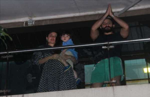 kareena kapoor with saif ali khna and taimur ali khan at home