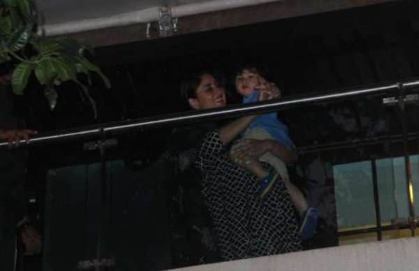 kareena kapoor with saif ali khna and taimur ali khan at home