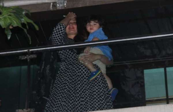 kareena kapoor with saif ali khna and taimur ali khan at home