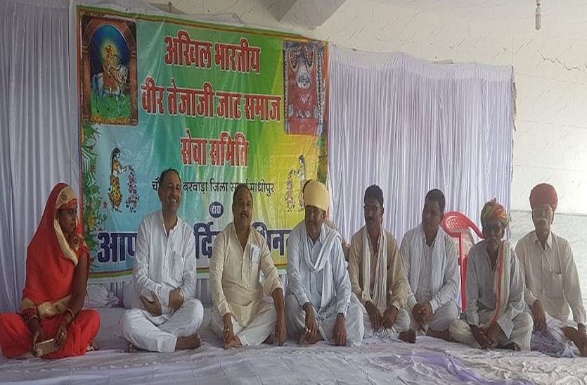 मंचासीन अतिथि।